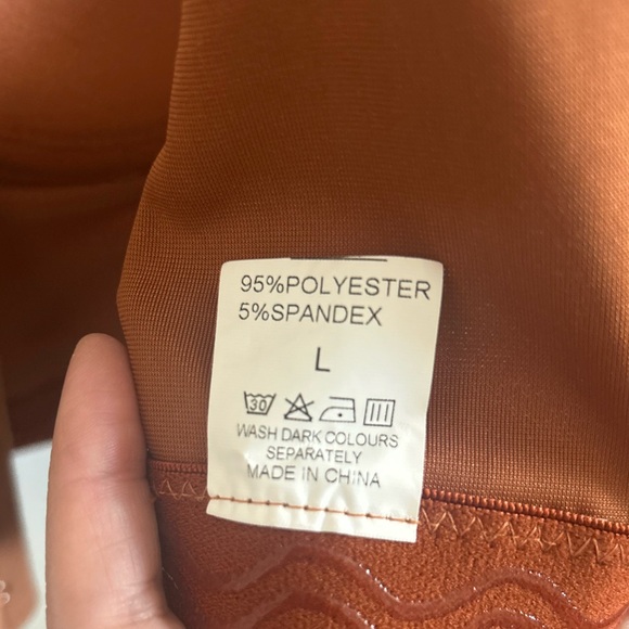 Pre-Owned. Velvet. Burnt Orange crop top. Great condition. Size large. - Picture 7 of 7